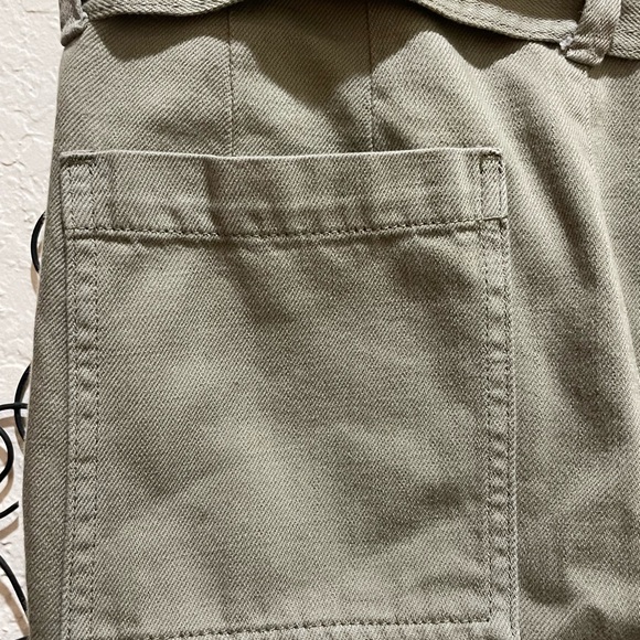 Banana Republic cargo capri in olive green/ sage color. Comes w/ matching belt. - Picture 11 of 16